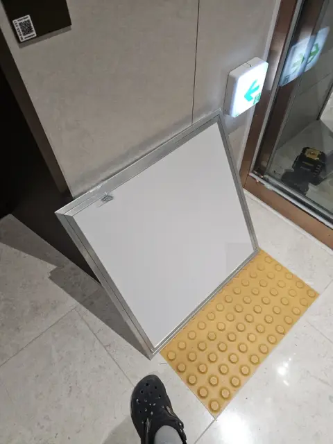 점검구설치 — 설치 전 점검구 패널 자재