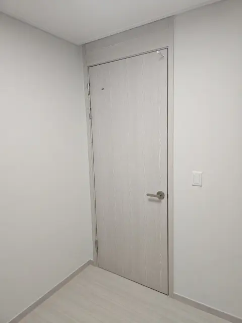 가벽공사 — 도어 설치 완료