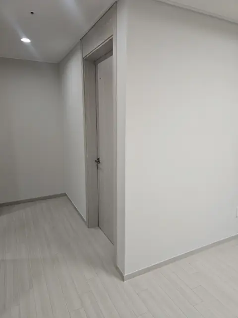 가벽공사 — 가벽과 도어 설치 완료