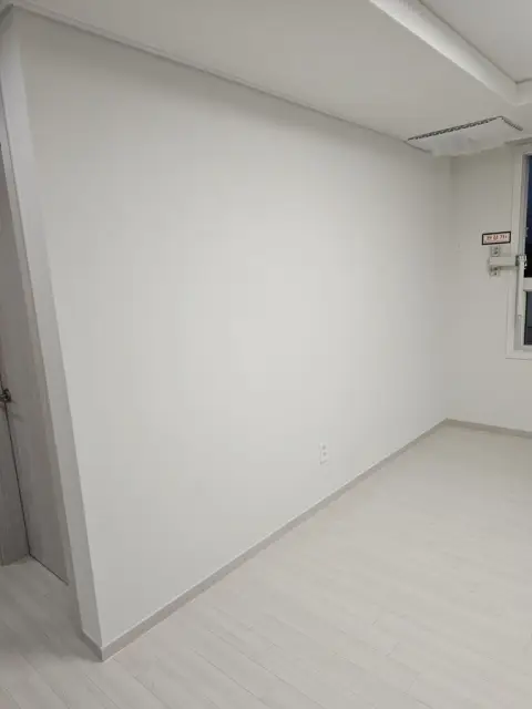 거실가벽설치 — 도장까지 마친 가벽면
