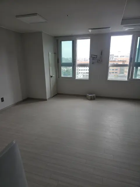 거실가벽설치 — 확장 거실을 나눈 새 방 완성(창가)