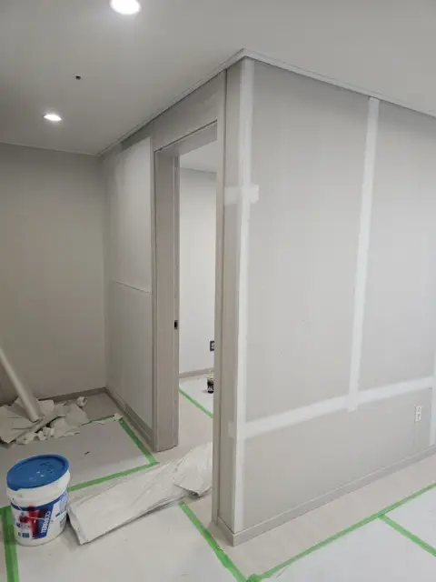거실가벽설치 — 가벽과 도어 오프닝 완성